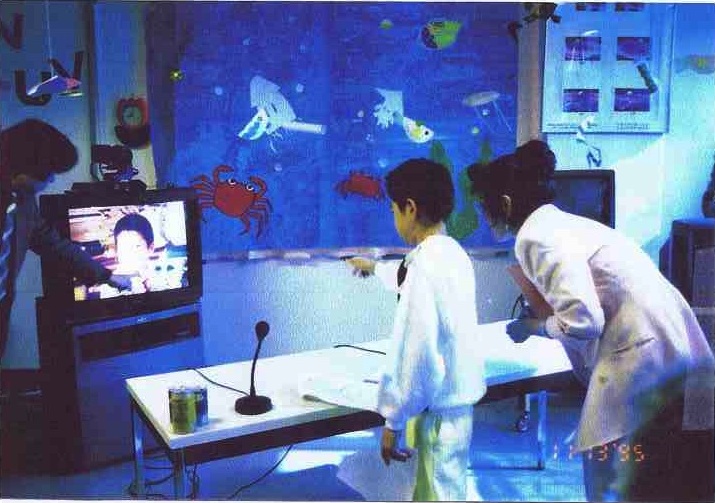 院内学級／長野と東京の病院を遠隔システムで繋いだり、入院している子が ネットで授業に参加の様子。（筆者：写真右）